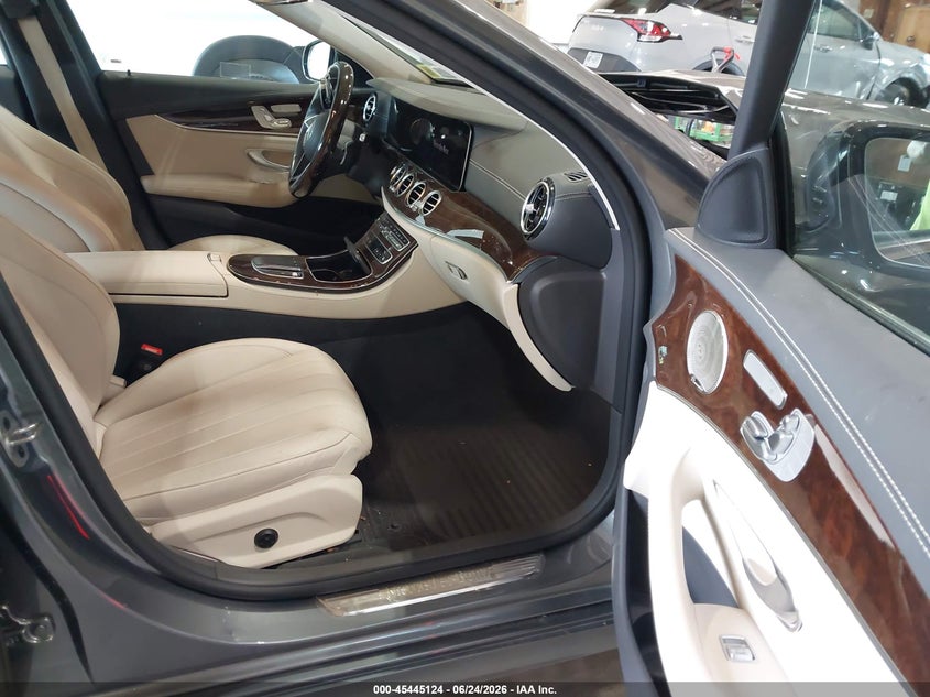 2023 Mercedes-benz E-klasse VIN W1KZF8EB2PB110499 IAAI salvage auction — RIGHT FRONT, Salvage Title, sold $17,050 on 2026-07-22 (photo 5)