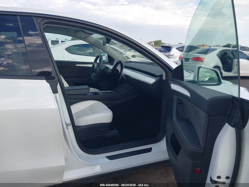 2024 Tesla Model y VIN 7SAYGAEE1RF030828 IAAI salvage auction — REAR END, Salvage Title, sold $12,600 on 2026-07-28 (photo 5)