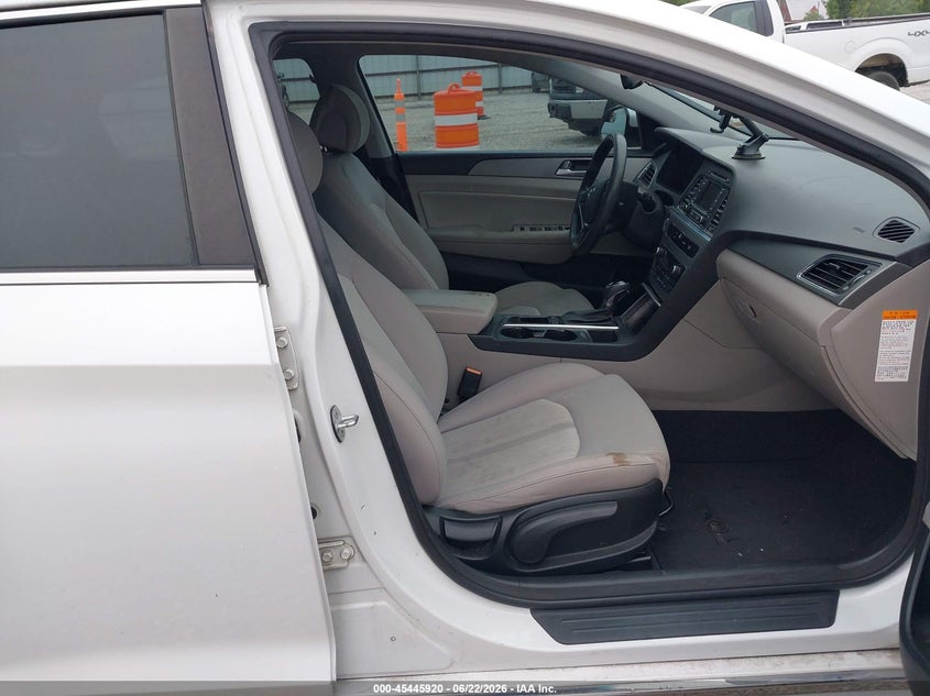 2016 Hyundai Sonata VIN KMHE24L18GA015468 IAAI salvage auction — NORMAL WEAR, Clear (Missouri), sold $1,300 on 2026-07-20 (photo 5)