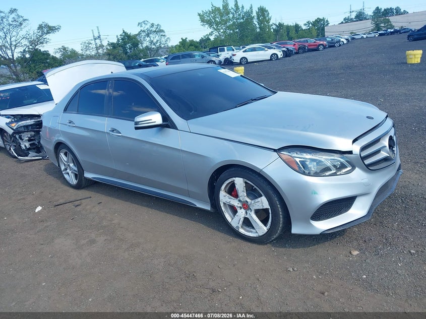 2016 Mercedes-benz E-klasse VIN WDDHF8JB0GB202485 IAAI salvage auction — REAR END, Salvage Title, sold $3,025 on 2026-08-18 (photo 1)