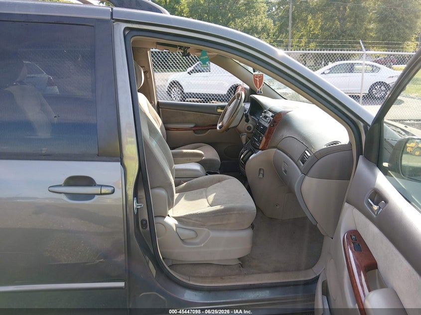 2004 Toyota Sienna VIN 5TDZA22C44S113542 IAAI salvage auction — RIGHT SIDE, Salvage (South Carolina), sold $625 on 2026-07-28 (photo 5)
