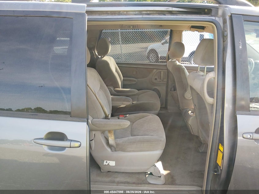 2004 Toyota Sienna VIN 5TDZA22C44S113542 IAAI salvage auction — RIGHT SIDE, Salvage (South Carolina), sold $625 on 2026-07-28 (photo 8)