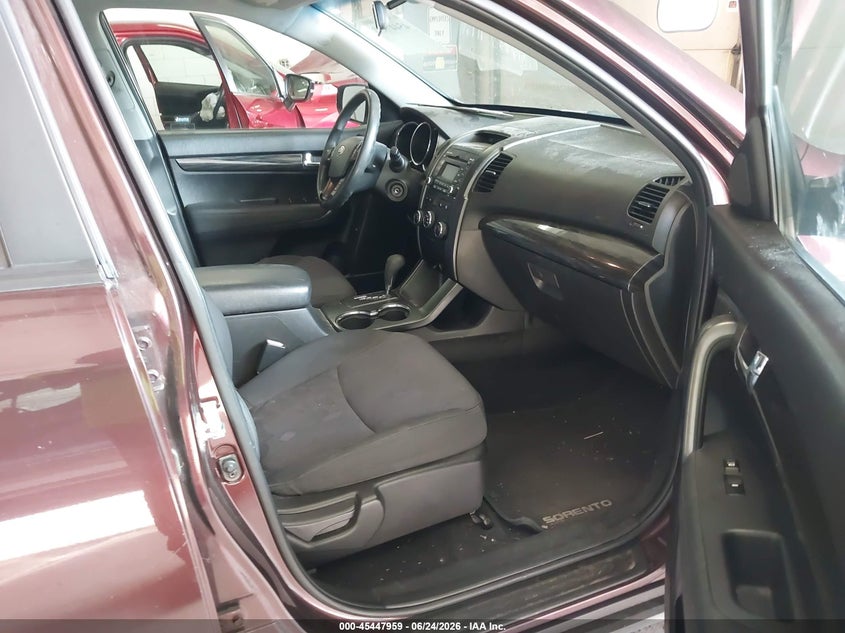 2011 Kia Sorento VIN 5XYKTDA2XBG177806 IAAI salvage auction — NORMAL WEAR, Clear (Wisconsin), sold $1,000 on 2026-07-29 (photo 5)