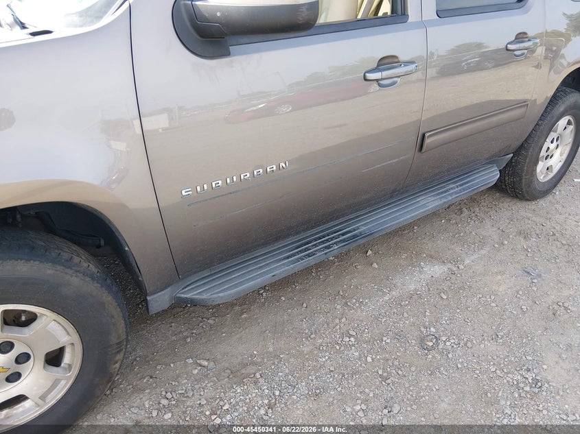 2013 Chevrolet Suburban VIN 1GNSKJE71DR267011 IAAI salvage auction — NORMAL WEAR, Clear (Virginia), sold $875 on 2026-07-18 (photo 6)