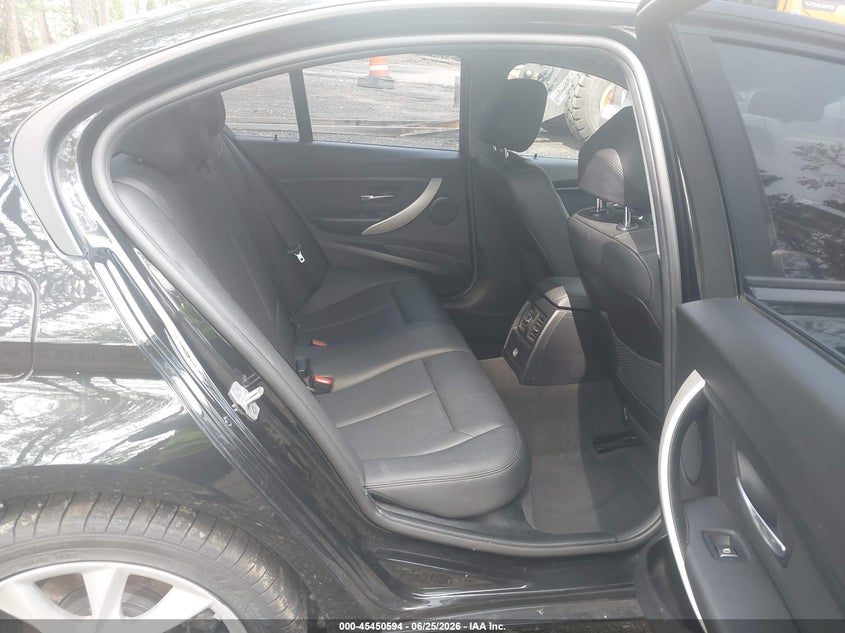 2018 BMW 3er VIN WBA8A3C5XJA489654 IAAI salvage auction — LEFT REAR, Salvage Title, sold $4,300 on 2026-08-18 (photo 8)