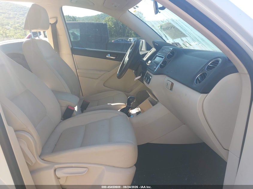 2012 Volkswagen Tiguan VIN WVGAV7AXXCW578582 IAAI salvage auction — NORMAL WEAR, Clear (New Jersey), sold $400 on 2026-07-23 (photo 5)