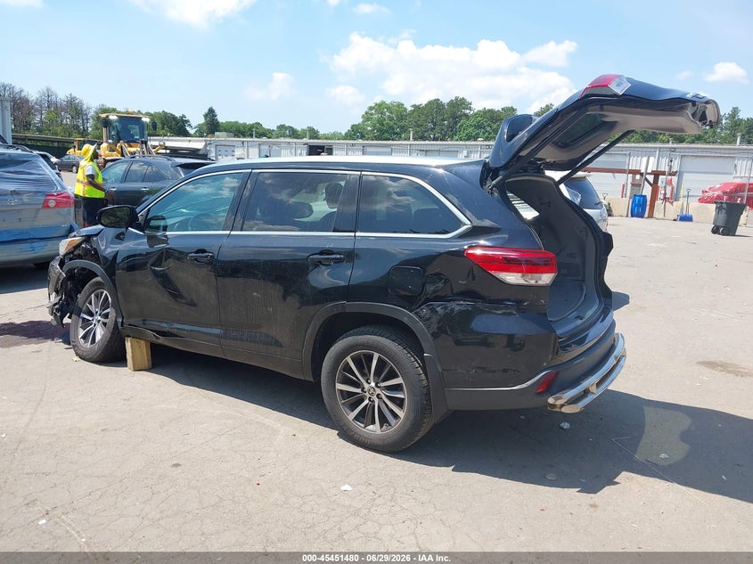 2017 Toyota Highlander VIN 5TDJZRFH2HS361346 IAAI salvage auction — SIDE, Salvage Title, sold $7,000 on 2026-08-02 (photo 3)