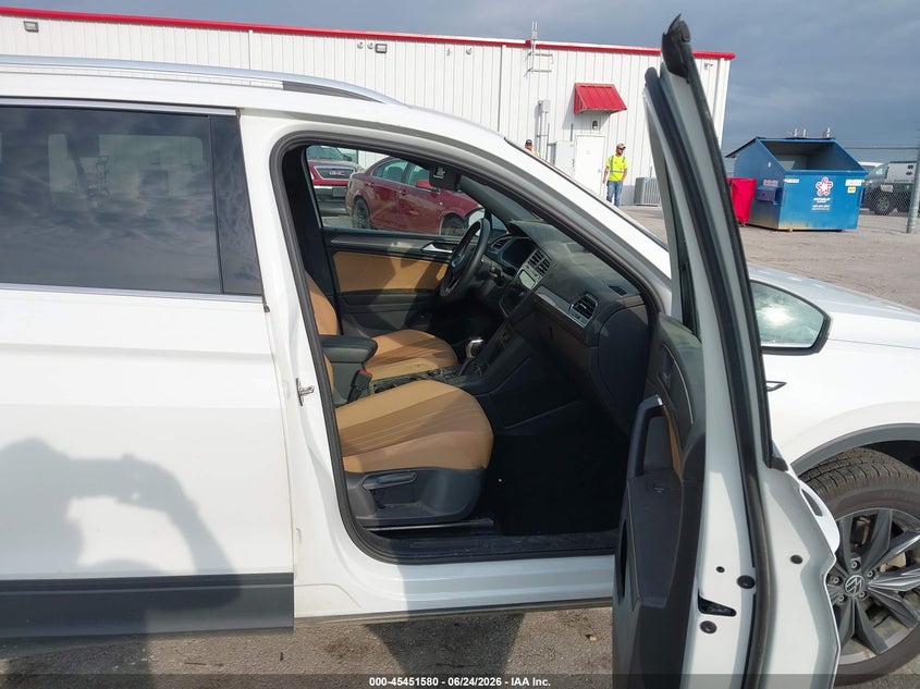 2022 Volkswagen Tiguan VIN 3VV2B7AX7NM164911 IAAI salvage auction — LEFT SIDE, Salvage Title, sold $7,750 on 2026-08-25 (photo 5)
