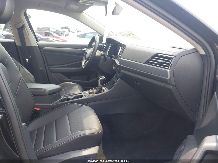 2024 Volkswagen Jetta VIN 3VW7M7BU8RM029233 IAAI salvage auction — RIGHT SIDE, Salvage Title, sold $4,000 on 2026-08-09 (photo 5)