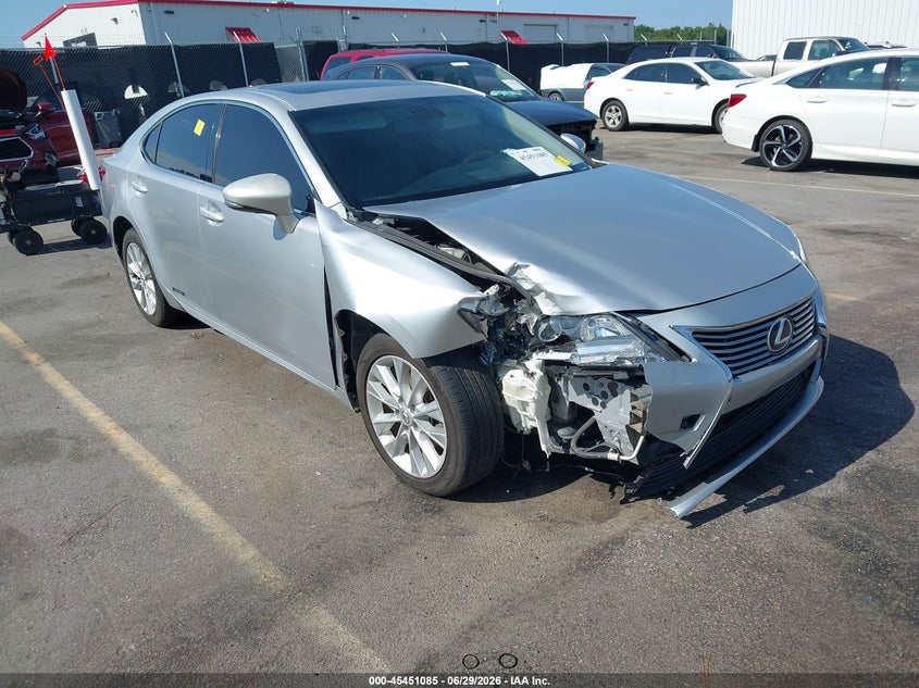 2013 Lexus ES VIN JTHBW1GG5D2023640 IAAI salvage auction — RIGHT FRONT, Salvage Title, sold $2,450 on 2026-09-01 (photo 1)