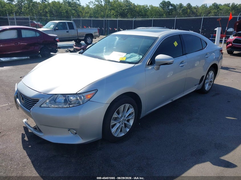 2013 Lexus ES VIN JTHBW1GG5D2023640 IAAI salvage auction — RIGHT FRONT, Salvage Title, sold $2,450 on 2026-09-01 (photo 2)