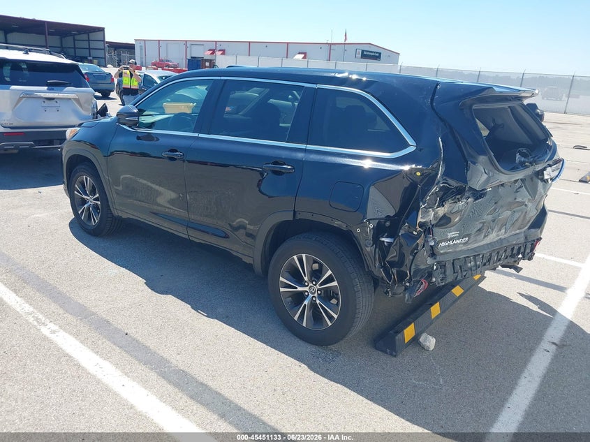 2018 Toyota Highlander VIN 5TDZARFH2JS032873 IAAI salvage auction — REAR END, Salvage Title, sold $5,100 on 2026-08-01 (photo 3)