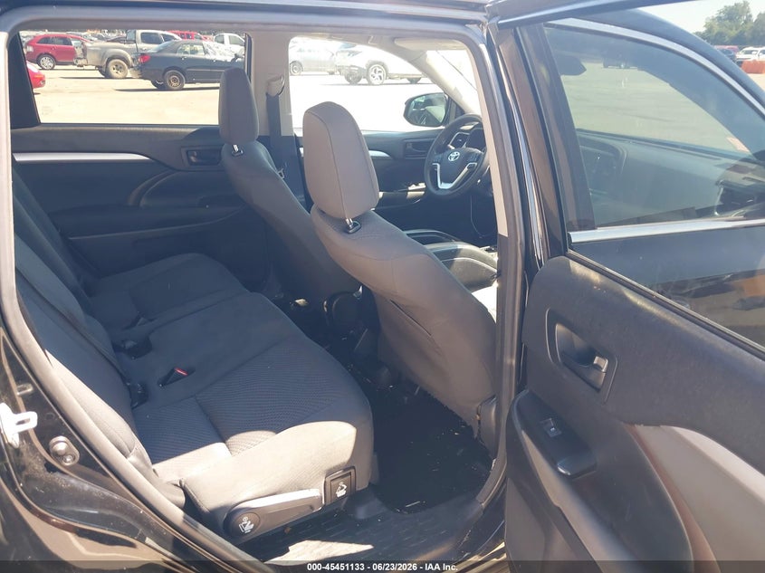 2018 Toyota Highlander VIN 5TDZARFH2JS032873 IAAI salvage auction — REAR END, Salvage Title, sold $5,100 on 2026-08-01 (photo 8)