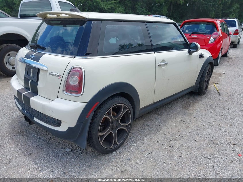 2009 Mini Cooper VIN WMWMF73569TW81600 IAAI salvage auction — NORMAL WEAR, Clear (Kansas), sold $575 on 2026-08-19 (photo 4)