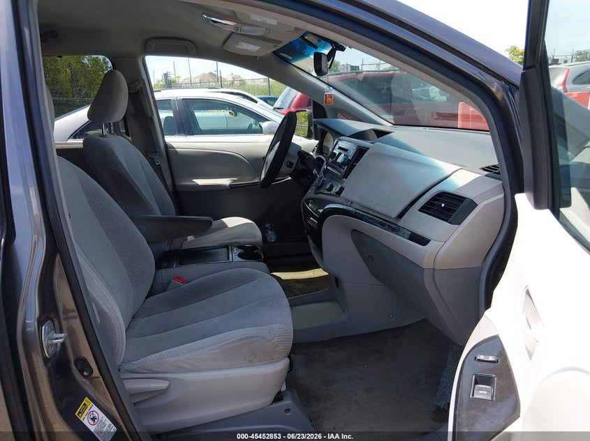 2011 Toyota Sienna VIN 5TDKK3DC6BS116957 IAAI salvage auction — NORMAL WEAR, Clear (Illinois), sold $1,825 on 2026-07-08 (photo 5)