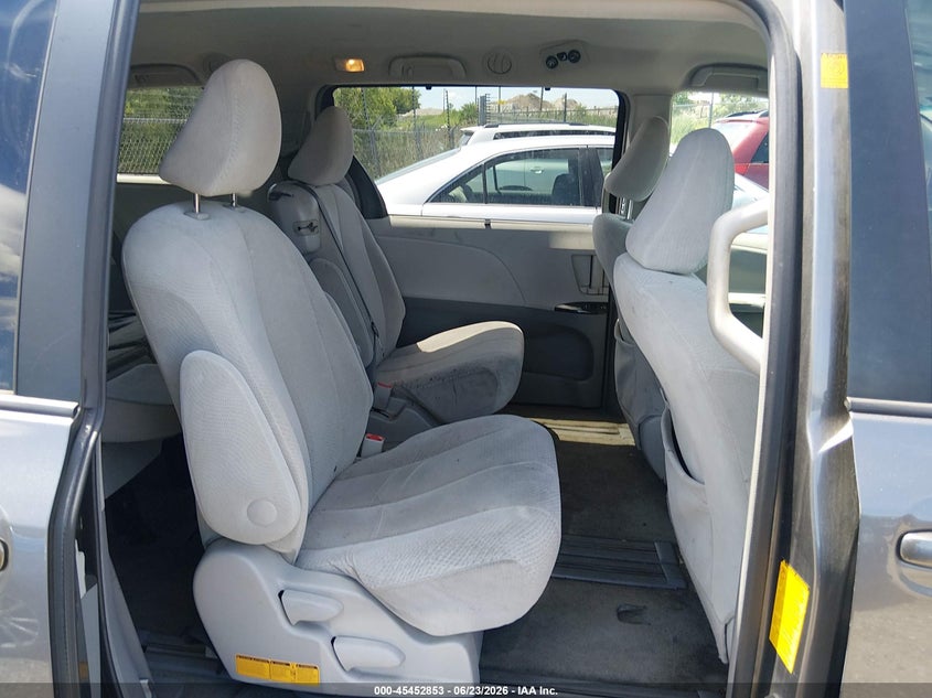 2011 Toyota Sienna VIN 5TDKK3DC6BS116957 IAAI salvage auction — NORMAL WEAR, Clear (Illinois), sold $1,825 on 2026-07-08 (photo 8)
