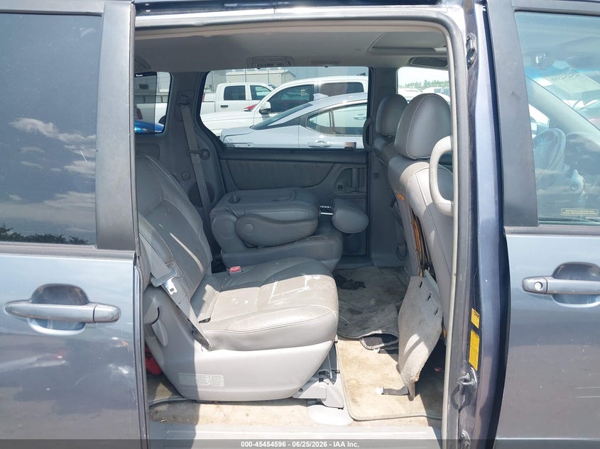 2007 Toyota Sienna VIN 5TDZK22C47S033918 IAAI salvage auction — REAR END, Salvage (Texas), sold $850 on 2026-07-09 (photo 8)