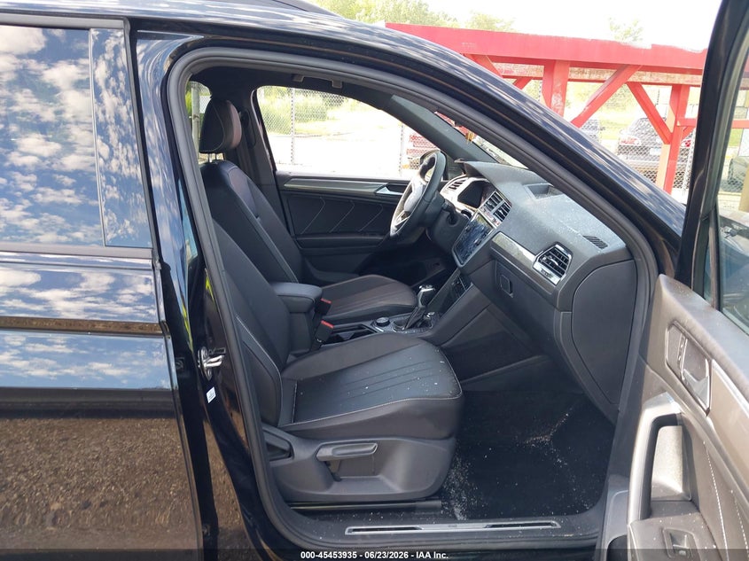 2022 Volkswagen Tiguan VIN 3VV8B7AX1NM169256 IAAI salvage auction — STORM DAMAGE, Salvage (Illinois), sold $12,800 on 2026-07-30 (photo 5)