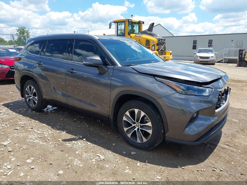 2022 Toyota Highlander VIN 5TDGZRBH4NS579221 IAAI salvage auction — FRONT END, Salvage Title, sold $13,600 on 2026-07-23 (photo 1)
