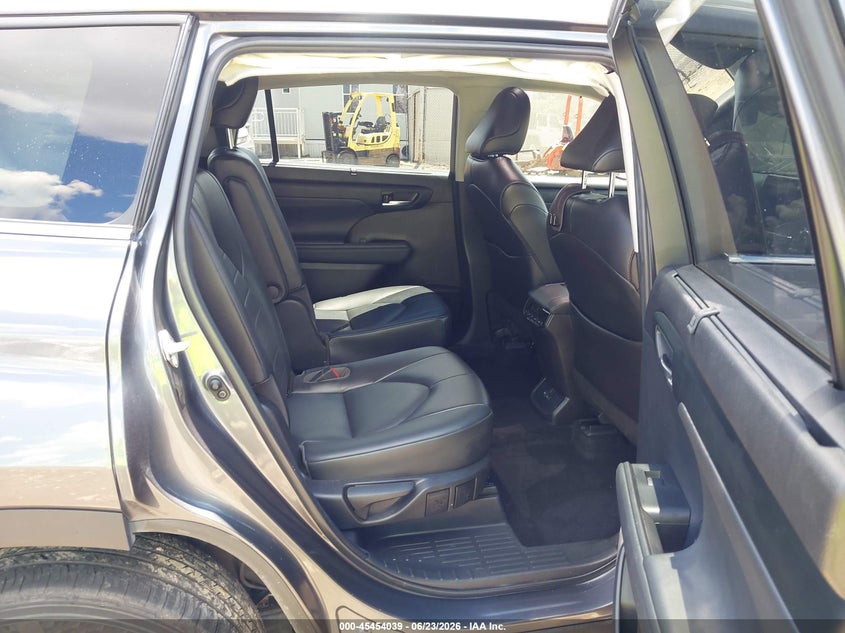 2022 Toyota Highlander VIN 5TDGZRBH4NS579221 IAAI salvage auction — FRONT END, Salvage Title, sold $13,600 on 2026-07-23 (photo 8)