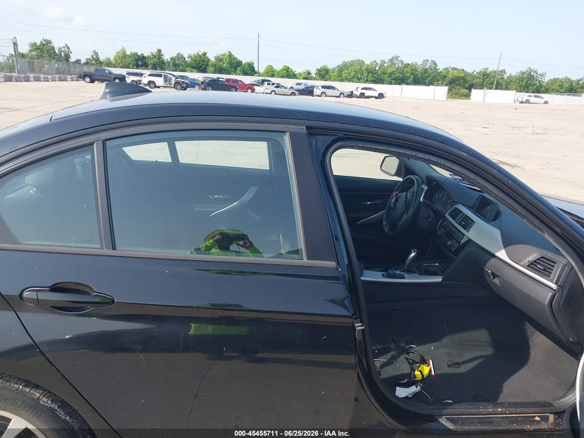 2017 BMW 3er VIN WBA8A9C31HK864661 IAAI salvage auction — WATER/FLOOD, Salvage (Texas), sold $875 on 2026-07-18 (photo 5)