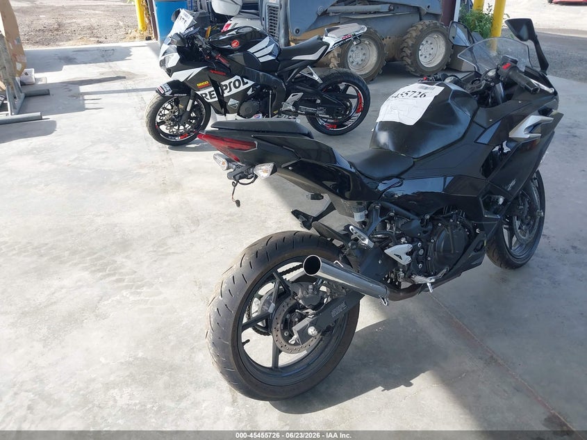 2026 Kawasaki Ninja VIN ML5EXGG12TDA94871 IAAI salvage auction — LEFT & RIGHT, Salvage Title, sold $875 on 2026-07-22 (photo 4)