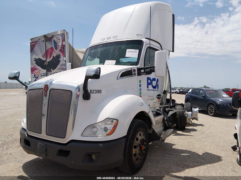 2020 Kenworth T680 VIN 1XKYDP9X1LJ312220 IAAI salvage auction — SIDE, Salvage (Texas), sold $25 on 2026-07-22 (photo 2)
