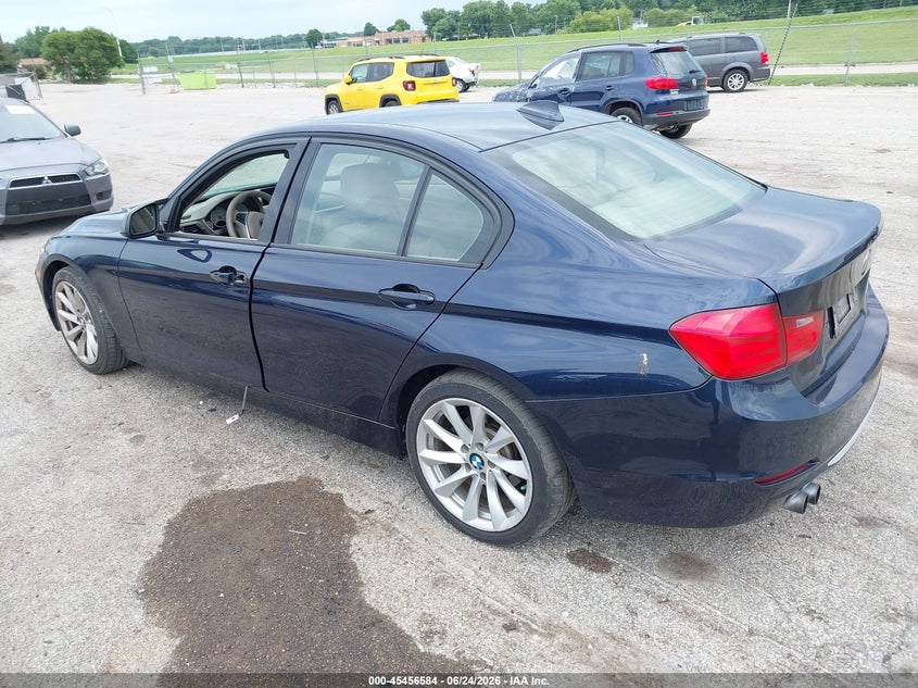 2013 BMW 3er VIN WBA3B3C53DJ698665 IAAI salvage auction — UNKNOWN, Salvage (Illinois), sold $550 on 2026-08-05 (photo 3)