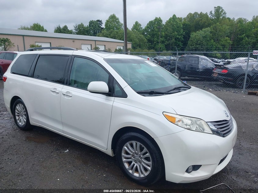 2015 Toyota Sienna VIN 5TDYK3DC8FS643768 IAAI salvage auction — REAR END, Clear (Virginia), sold $4,050 on 2026-07-27 (photo 1)