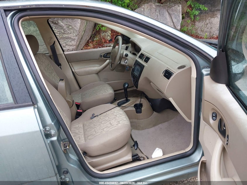 2005 Ford Focus VIN 1FAFP34N55W201352 IAAI salvage auction — NORMAL WEAR, Clear (Massachusetts), sold $250 on 2026-07-19 (photo 5)
