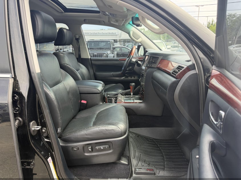 2011 Lexus Lx 570 VIN JTJHY7AX5B4082039 IAAI salvage auction — NORMAL WEAR, Clear (Massachusetts), sold $13,850 on 2026-07-22 (photo 5)
