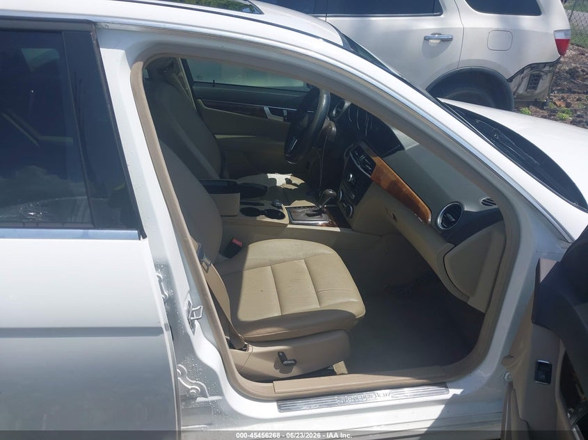 2014 Mercedes-benz C-klasse VIN WDDGF4HB2ER317636 IAAI salvage auction — WATER/FLOOD, Salvage (Mississippi), sold $400 on 2026-07-17 (photo 5)