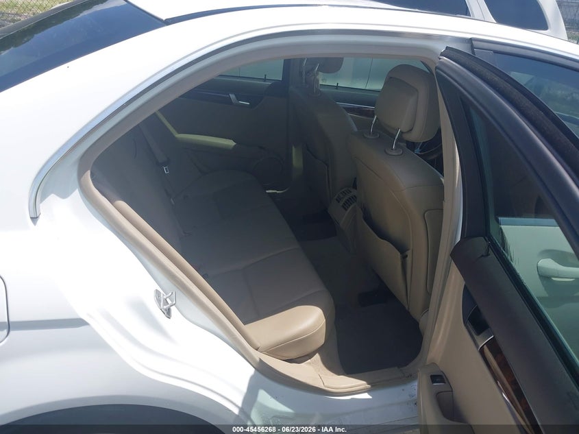2014 Mercedes-benz C-klasse VIN WDDGF4HB2ER317636 IAAI salvage auction — WATER/FLOOD, Salvage (Mississippi), sold $400 on 2026-07-17 (photo 8)