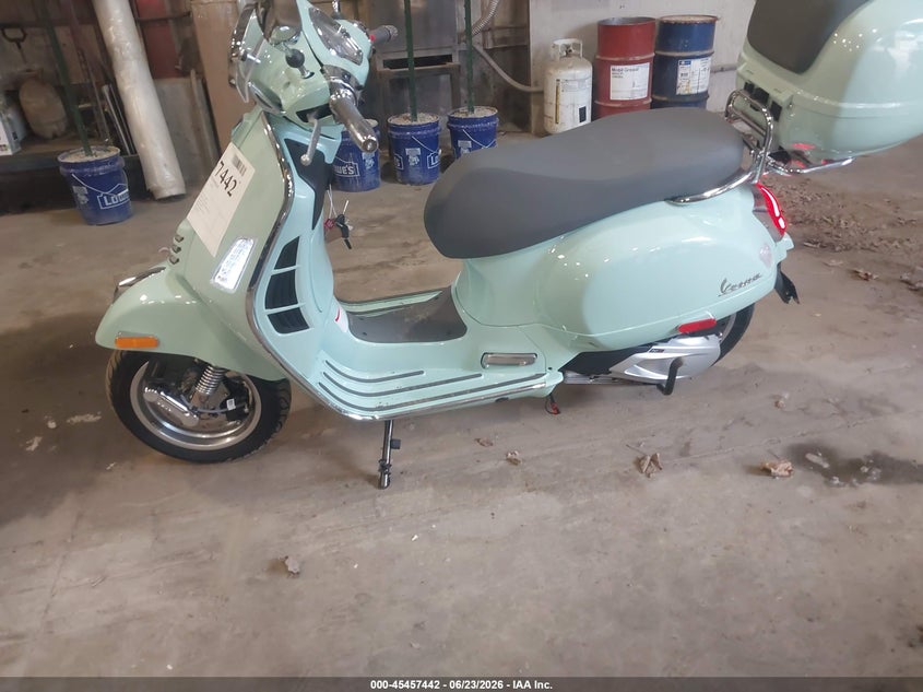 2026 Vespa Gts VIN ZAPMD30N0T5100236 IAAI salvage auction — LEFT & RIGHT, Salvage (Vermont), sold $2,550 on 2026-07-22 (photo 9)