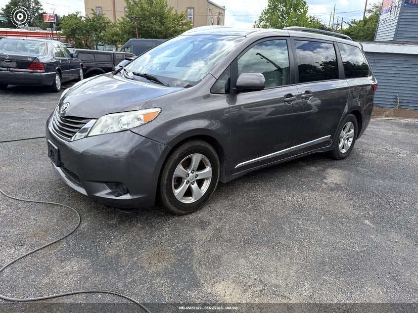 2017 Toyota Sienna VIN 5TDKZ3DC8HS792654 IAAI salvage auction — NORMAL WEAR, Clear (Indiana), sold $9,000 on 2026-07-29 (photo 2)