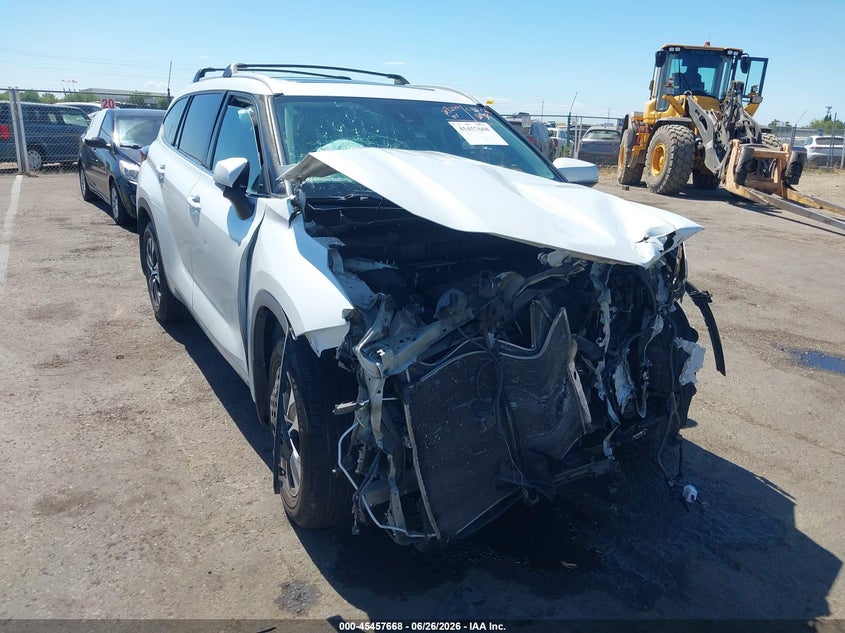 2022 Toyota Highlander VIN 5TDGZRBHXNS585492 IAAI salvage auction — FRONT END, Wait Title, sold $10,000 on 2026-08-01 (photo 1)