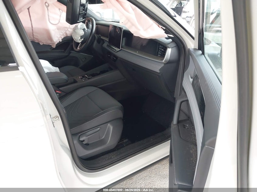 2026 Volkswagen Tiguan VIN 3VVGR7RM1TM040464 IAAI salvage auction — RIGHT FRONT, Salvage (Connecticut), sold $11,200 on 2026-08-20 (photo 5)