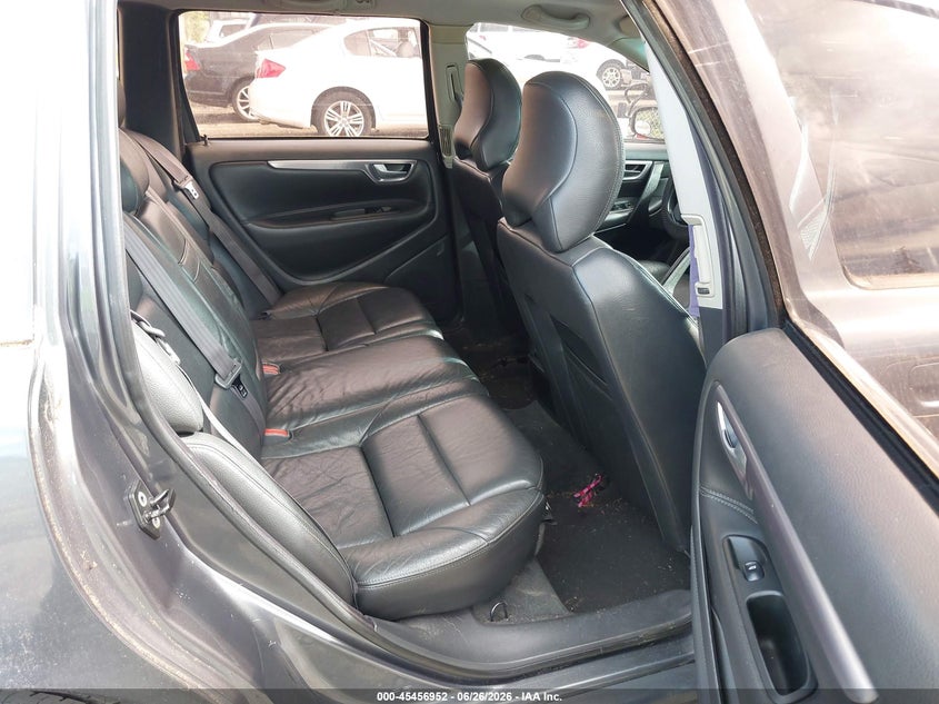 2004 Volvo V70 VIN YV1SW53D842364688 IAAI salvage auction — NORMAL WEAR, Clear (Washington), sold $325 on 2026-07-08 (photo 8)