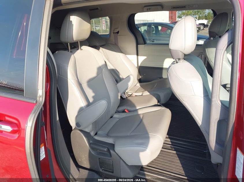 2022 Toyota Sienna VIN 5TDYRKEC5NS100557 IAAI salvage auction — FRONT END, Salvage Title, sold $11,600 on 2026-07-29 (photo 8)