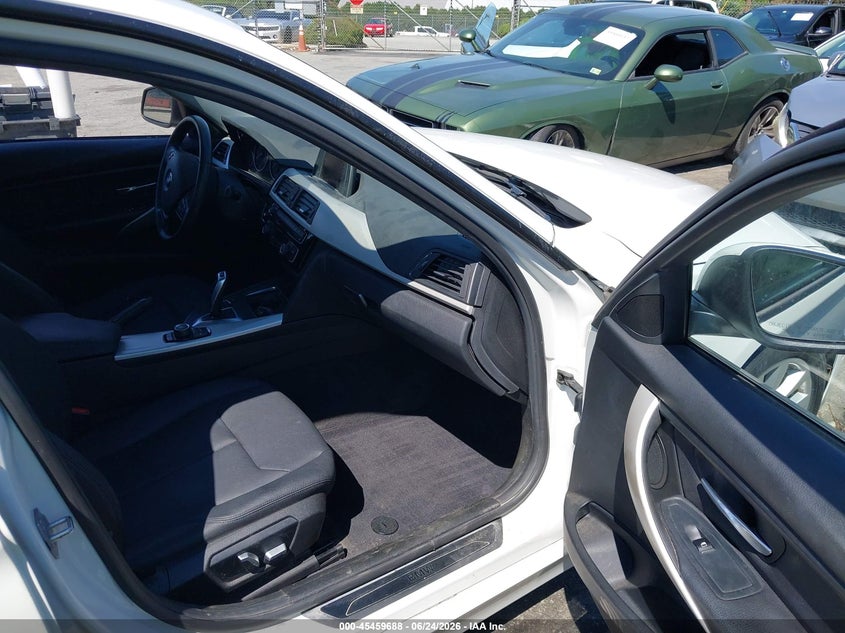 2018 BMW 3er VIN WBA8E5G55JNV02930 IAAI salvage auction — LEFT SIDE, Salvage (North Carolina), sold $5,025 on 2026-08-20 (photo 5)