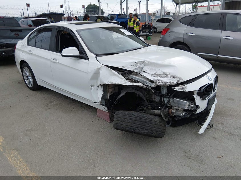 2017 BMW 3er VIN WBA8E1G3XHNU16563 IAAI salvage auction — RIGHT FRONT, Salvage Title, sold $700 on 2026-07-18 (photo 1)
