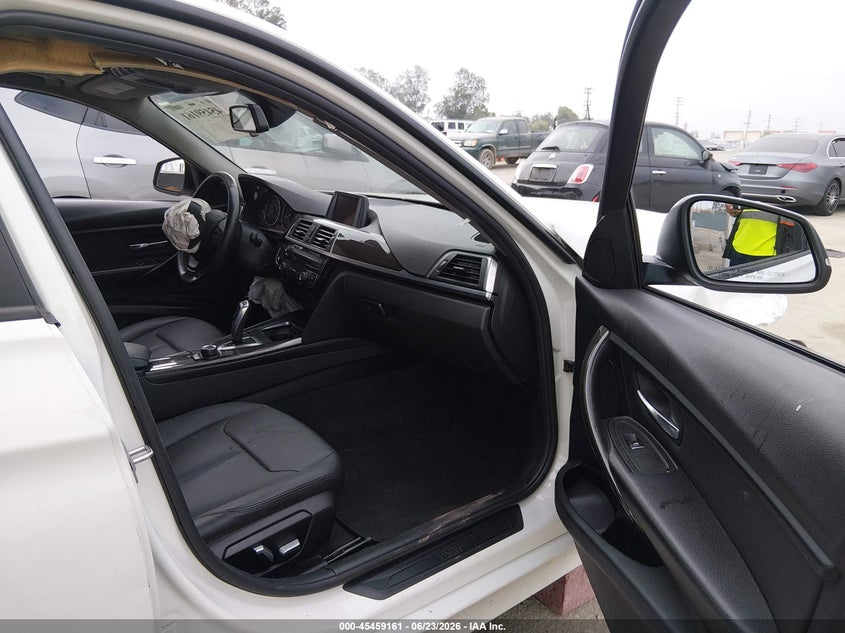 2017 BMW 3er VIN WBA8E1G3XHNU16563 IAAI salvage auction — RIGHT FRONT, Salvage Title, sold $700 on 2026-07-18 (photo 5)