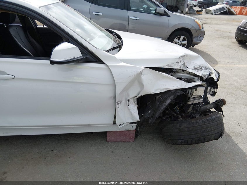 2017 BMW 3er VIN WBA8E1G3XHNU16563 IAAI salvage auction — RIGHT FRONT, Salvage Title, sold $700 on 2026-07-18 (photo 6)