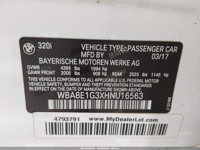 2017 BMW 3er VIN WBA8E1G3XHNU16563 IAAI salvage auction — RIGHT FRONT, Salvage Title, sold $700 on 2026-07-18 (photo 9)