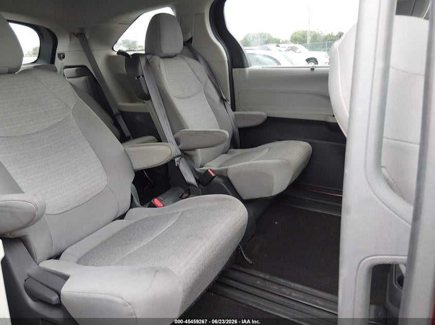 2021 Toyota Sienna VIN 5TDKRKECXMS043146 IAAI salvage auction — HAIL, Salvage (Kansas), sold $17,400 on 2026-07-31 (photo 8)