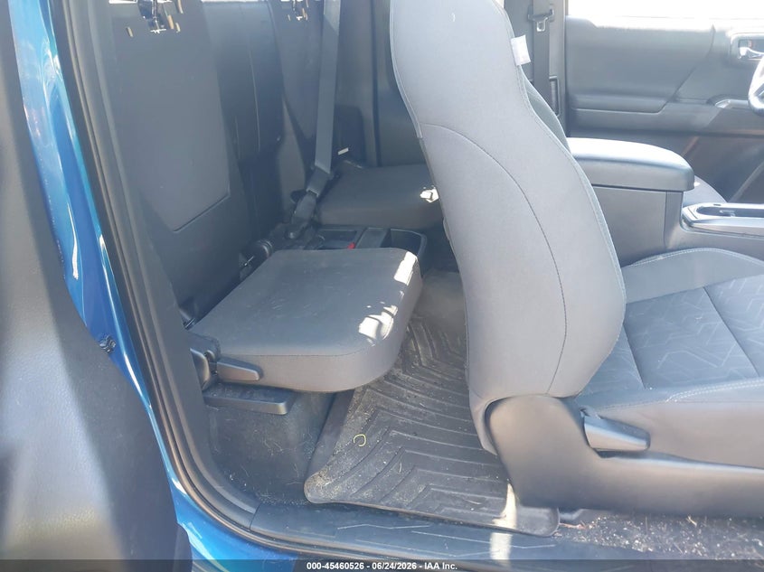 2016 Toyota Tacoma VIN 5TFSZ5ANXGX040755 IAAI salvage auction — RIGHT REAR, Clear (Massachusetts), sold $13,600 on 2026-07-07 (photo 8)