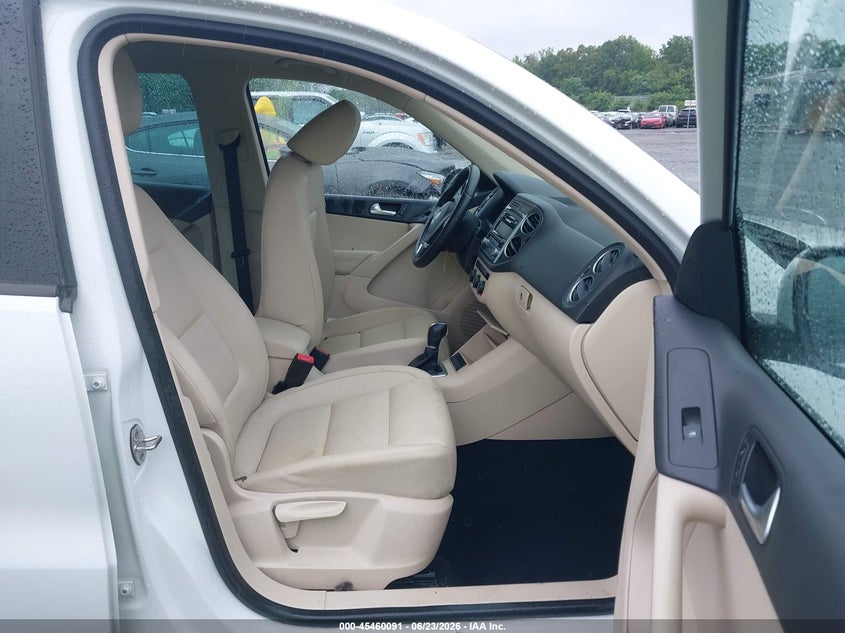 2014 Volkswagen Tiguan VIN WVGAV3AX9EW621286 IAAI salvage auction — SIDE, Salvage Title, sold $1,700 on 2026-08-10 (photo 5)