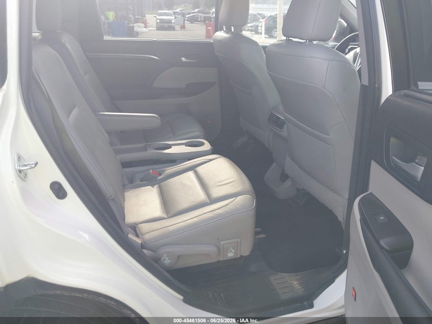 2015 Toyota Highlander VIN 5TDDKRFH1FS198073 IAAI salvage auction — FRONT END, Salvage (Illinois), sold $7,100 on 2026-08-22 (photo 8)