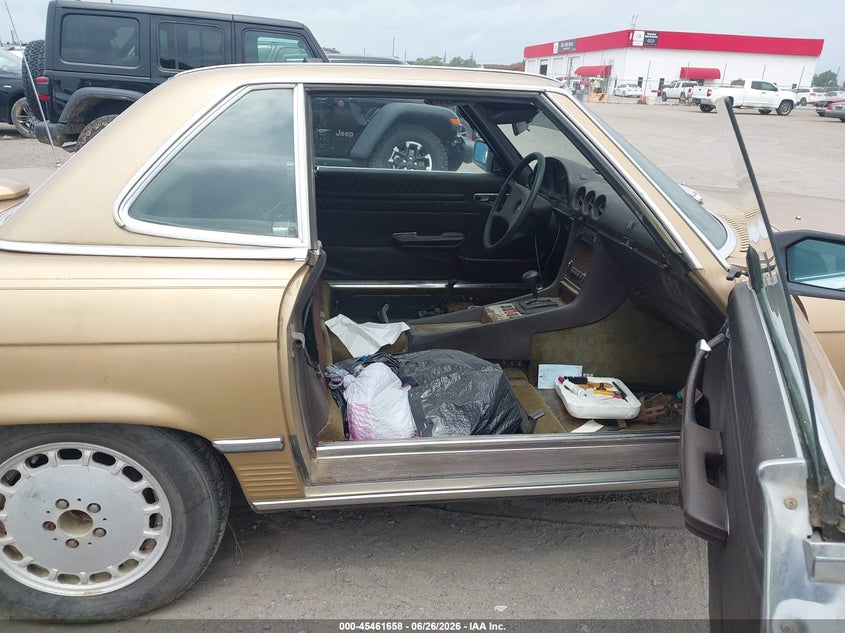 1986 Mercedes-benz 420 VIN WDBCA35D4GA256751 IAAI salvage auction — NORMAL WEAR, Clear (Arkansas), sold $750 on 2026-07-11 (photo 5)