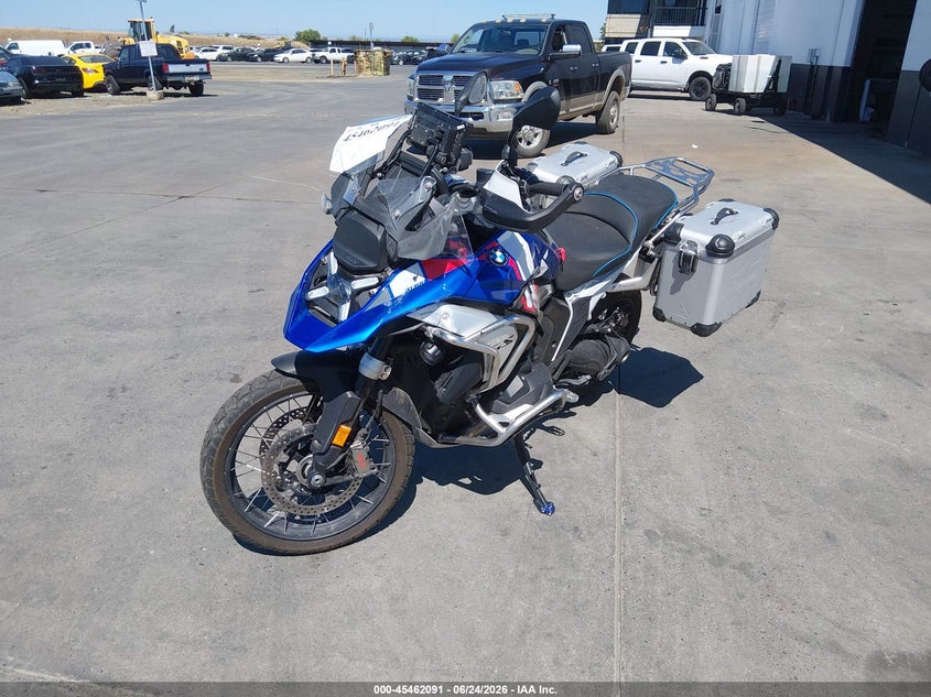 2024 BMW R 1300 VIN WB10M230XR6J07995 IAAI salvage auction — RIGHT FRONT, Salvage Title, sold $10,350 on 2026-07-28 (photo 2)
